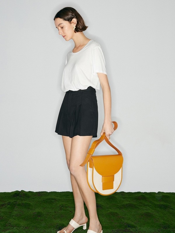 白色上衣适合搭配什么颜色的裤子 卡其色怎么样