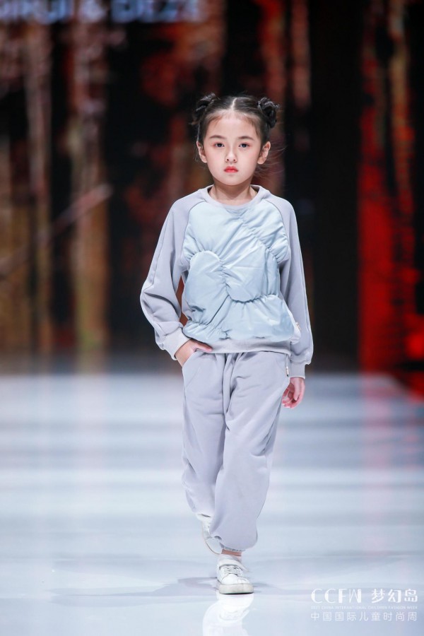 琦瑞德泽-德牌·夏焕变秋粹然ￜ瑞牌·夏澜秋御 2021CCFW中国国际儿童时尚周闭幕颁奖盛典
