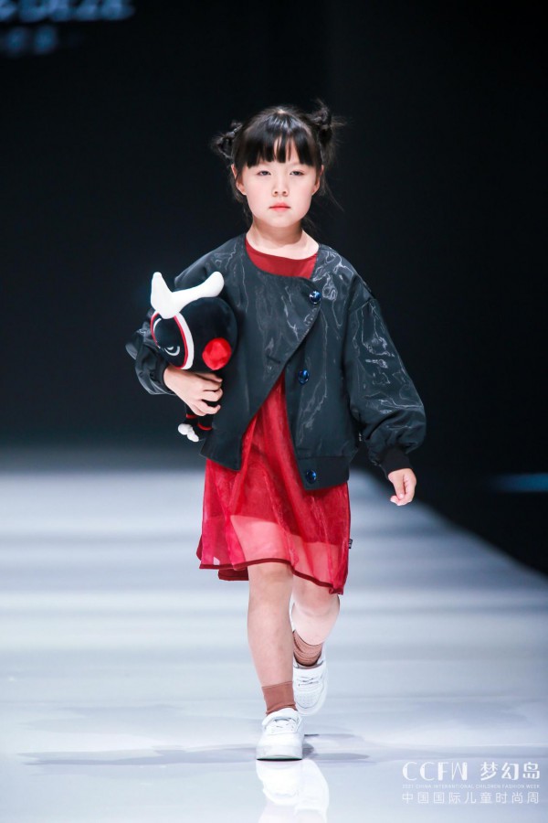 琦瑞德泽-德牌·夏焕变秋粹然ￜ瑞牌·夏澜秋御 2021CCFW中国国际儿童时尚周闭幕颁奖盛典