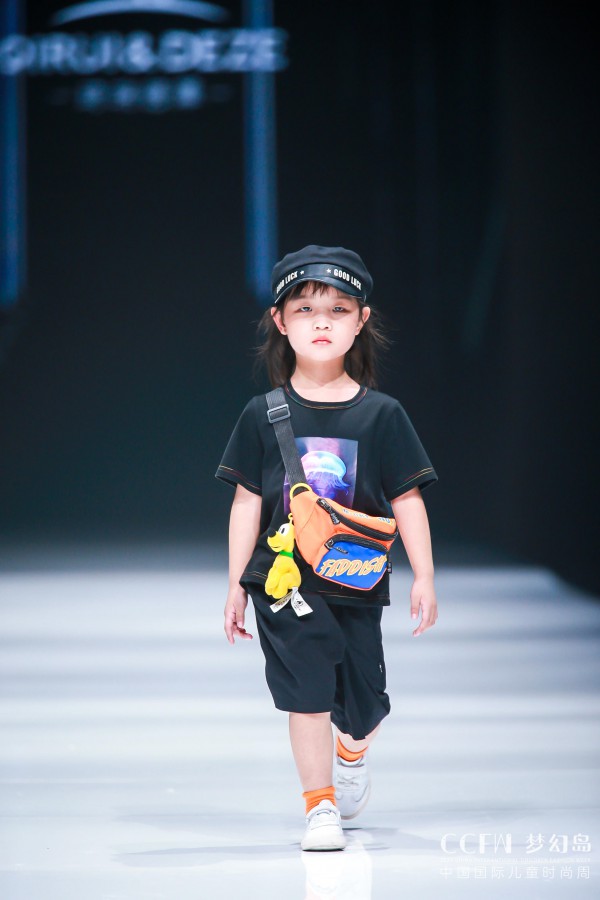 琦瑞德泽-德牌·夏焕变秋粹然ￜ瑞牌·夏澜秋御 2021CCFW中国国际儿童时尚周闭幕颁奖盛典