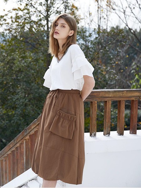 棕色半身裙适合搭配什么颜色的上衣