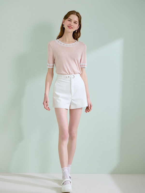 白色超短裤适合搭配什么绿色T恤吗