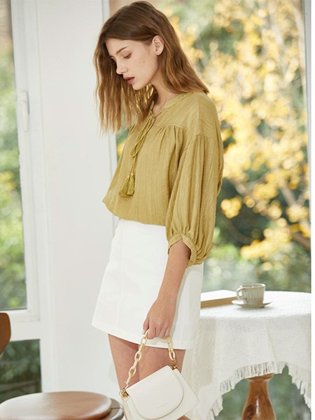 半身裙适合搭配什么样的上衣 怎么穿更加淑女温柔