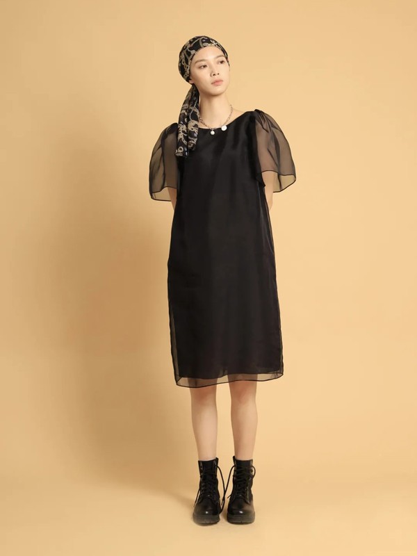 20-25岁的女生适合穿什么样的黑色连衣裙