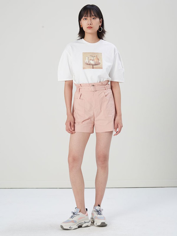 粉色超短裤适合搭配什么上衣 白色衬衫好看吗