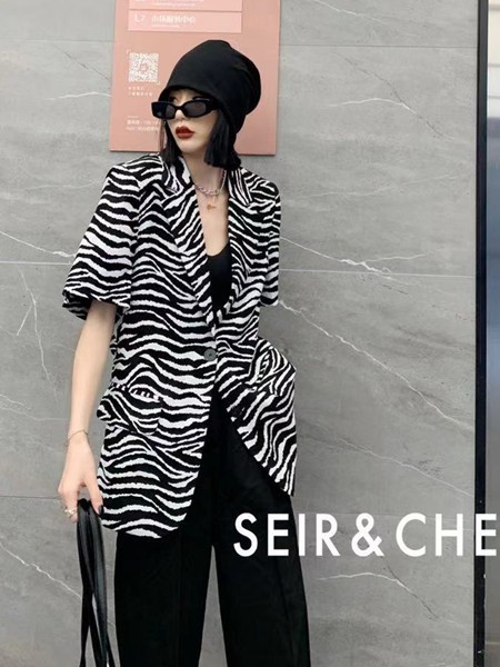 女生秋冬怎么穿更加帅气 斑马纹西装外套怎么搭配