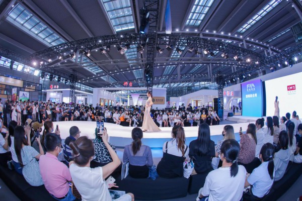 河北服装王牌阵容亮相 “2021时尚深圳”