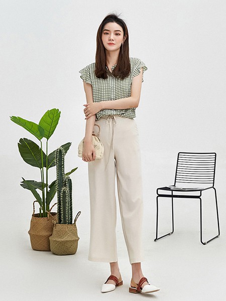 米白色的裤子要怎么搭配? 米白色适合什么季节穿?