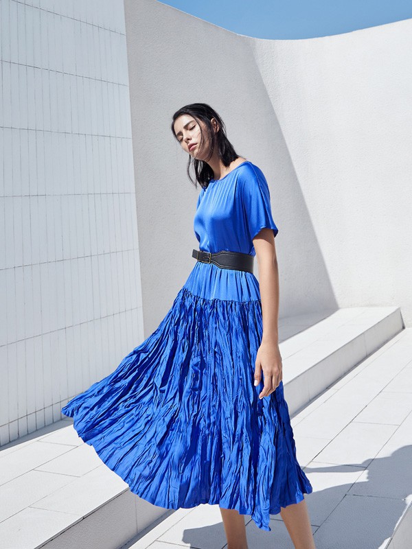 个性又亮眼的连衣裙怎么挑选 蓝色连衣裙怎么样