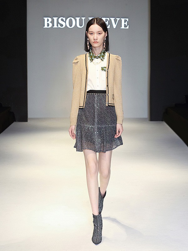 什么样的风衣更适合秋天?卡其色的外套怎么搭配更好看