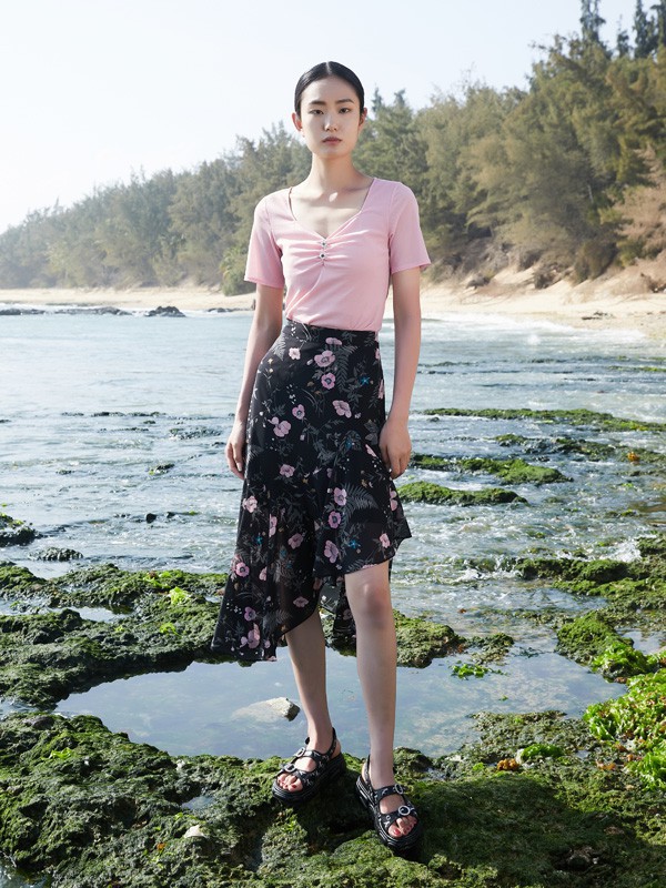 粉色的上衣搭配什么裙子好看?粉色显白吗