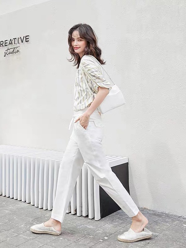 棕色的短裙搭配什么上衣好看?白裤子怎么搭配更清爽?