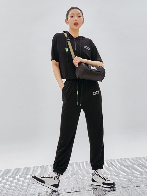 什么风格的服装休闲又时尚 深色系的套装适合春夏季吗