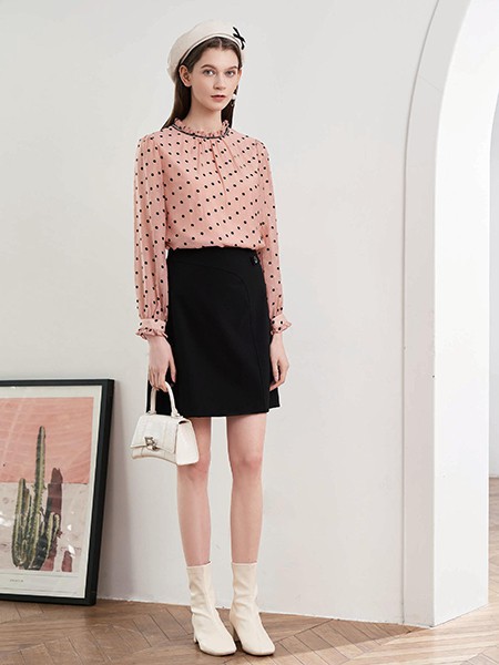 黑色半身裙搭配什么上衣好看?经典的黑色单品有哪些?