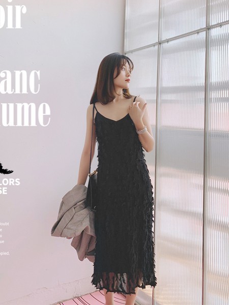 长款吊带裙怎么挑选 黑色好看还是白色印花好看