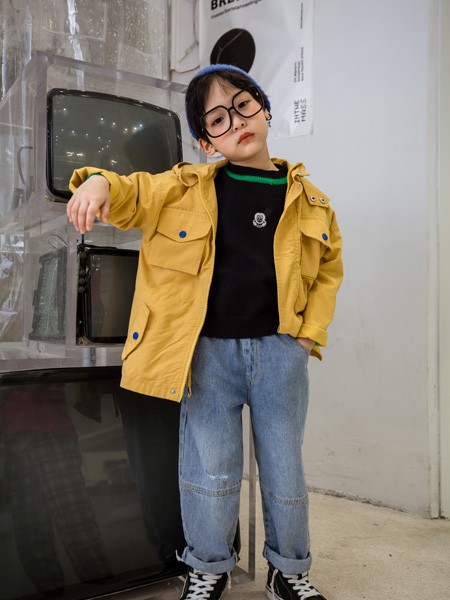 军绿色风衣搭配什么裤子好看?小男孩秋天穿什么?