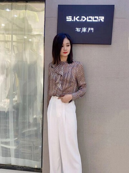 秋天适合穿什么服装呢 白色裤子适合搭配什么颜色的上衣