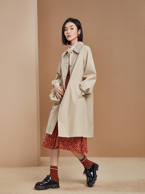 卡其色的风衣外套怎么搭配?A字牛仔裙搭配什么上衣好看