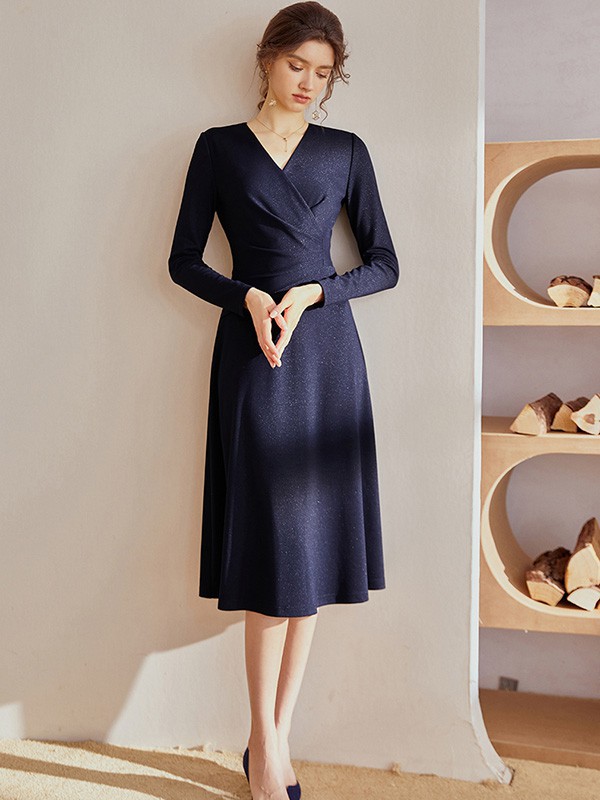 秋冬季节选择什么颜色的连衣裙更加知性呢