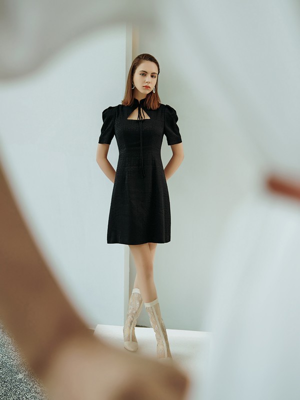 女装碎花上衣的搭配   黑色连衣裙搭配什么鞋子