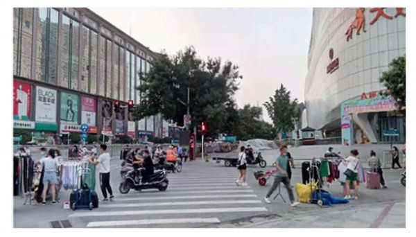 郑州洪涝灾害后续:商户450多万羽绒服被水泡   疫情封城损失惨重