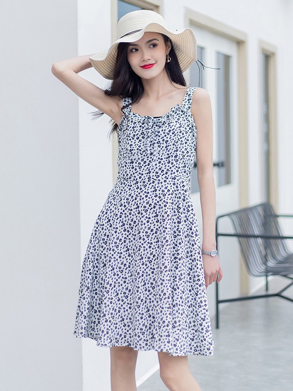夏季女生穿的吊带连衣裙怎么搭配 什么款式更好看