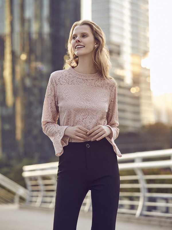 女生米色和棕色服装怎么搭配 配什么颜色更好看