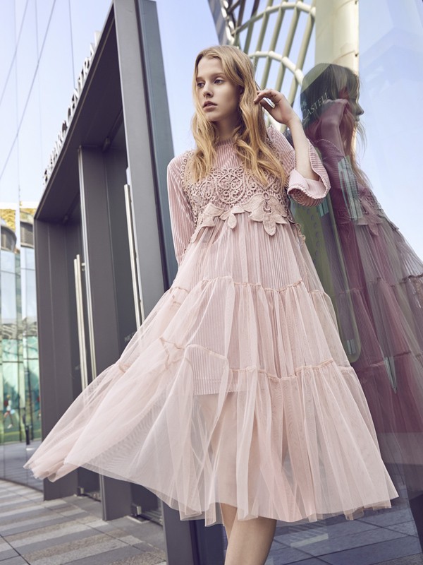 女生米色和棕色服装怎么搭配 配什么颜色更好看