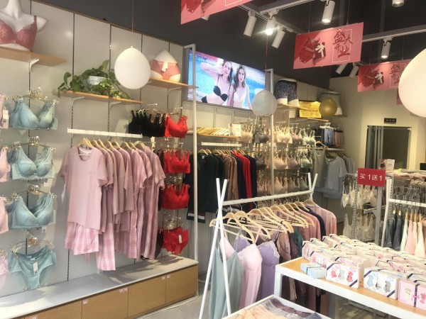 疫情期间众人纷纷投入实体店创业,内衣加盟让创业不再困难