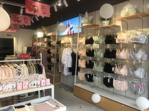 疫情期间众人纷纷投入实体店创业,内衣加盟让创业不再困难