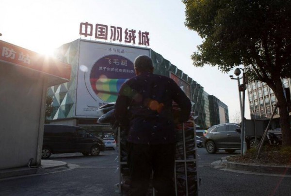 平湖羽绒城迟迟不开业商家上火 高性价比羽绒服原产地就是ta