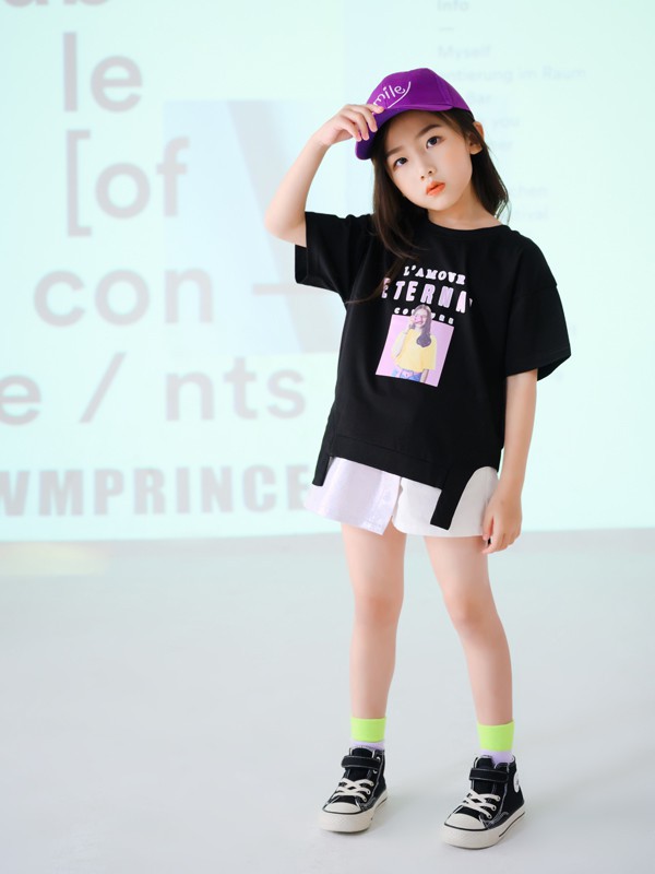 小女生上衣适合搭配什么颜色的裤子 怎么穿更时尚