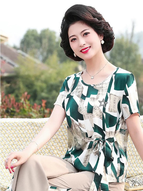 40岁女性适合穿什么衣服更显气质? 给妈妈买什么衣服比较好看?