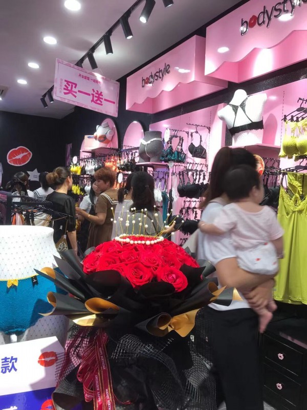 布迪设计好消息接连不断!新疆阿克苏天百购物中心再开一家门店!