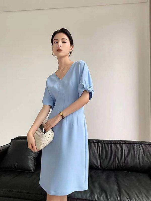 女生蓝色连衣裙怎么搭配 什么款式更精致