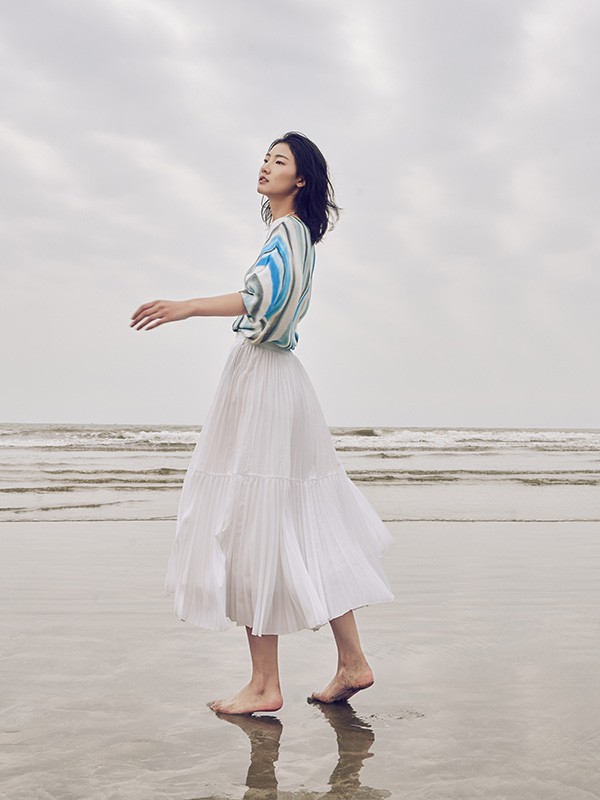 什么样的服装款式适合初秋 蓝色条纹印花好看吗