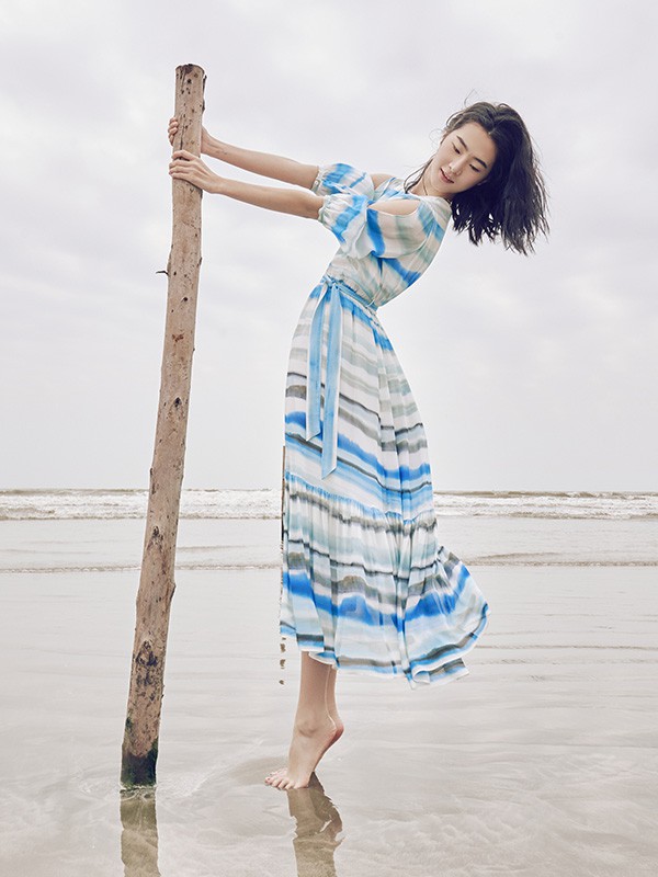 什么样的服装款式适合初秋 蓝色条纹印花好看吗