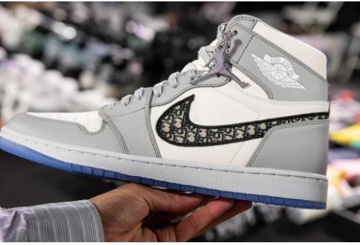 因为赚钱 联名是时尚不可缺少的一部分?