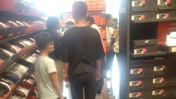 农民工带孩子去买衣服被侮辱,歧视!耐克道歉   员工素质有待提高