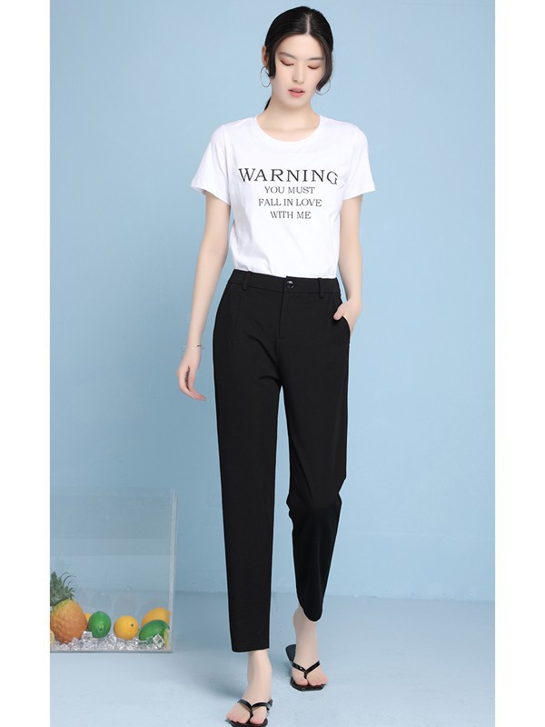 女生的黑色长裤适合搭配什么款式的白色上衣更好看