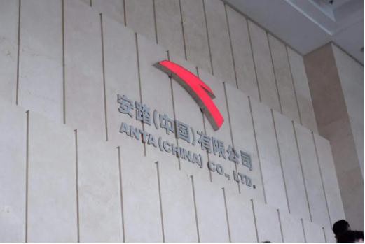 2021年FILA上半年108.2亿,安踏105.7亿