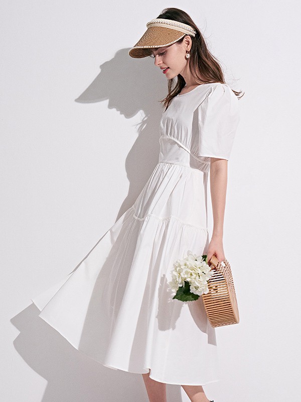 白色连衣裙怎么搭配 怎么样的白色连衣裙版型更具设计感