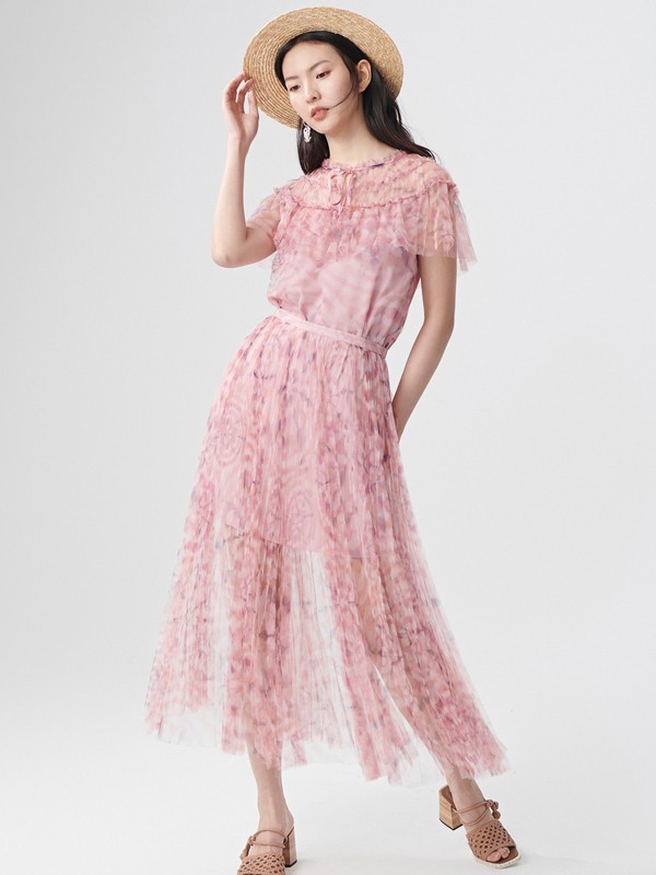 淡粉色连衣裙什么款式更好看 怎么穿搭温柔又气质