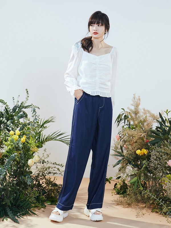 牛仔裤搭配什么上衣更好看 蓝色上衣适合什么人穿