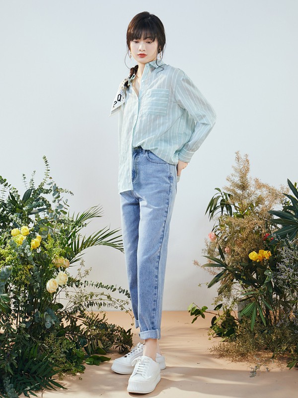 牛仔裤搭配什么上衣更好看 蓝色上衣适合什么人穿