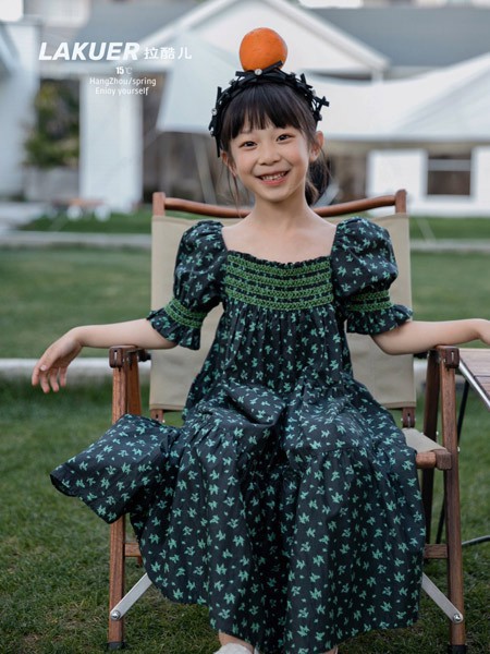 小女孩适合穿哪些服装呢 这个季节穿什么款式更好看