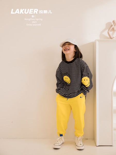 小女孩适合穿哪些服装呢 这个季节穿什么款式更好看