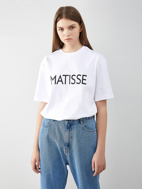 字母印花上衣可以搭配什么下装 什么颜色的上衣更好看