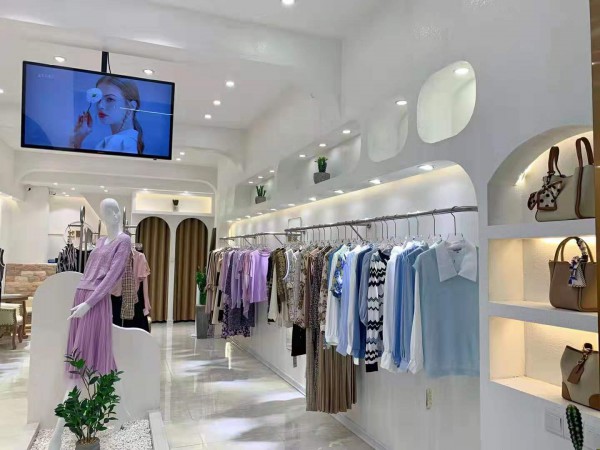 热烈祝贺艾丽哲女装广东肇庆又开一家门店!祝福新店开业大吉,客似云来!