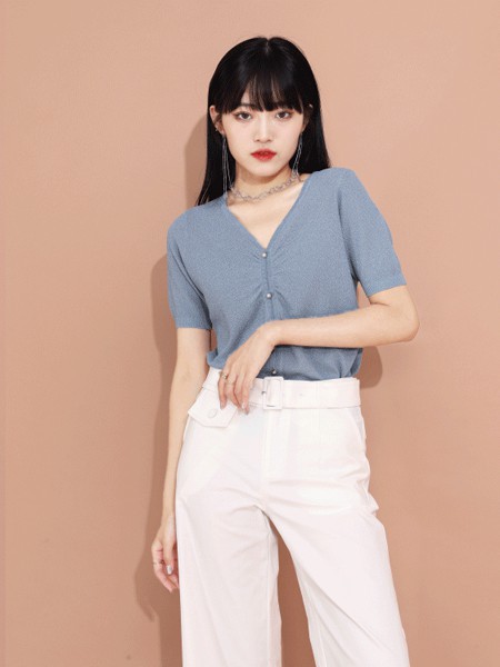 什么颜色的搭配高级又气质 女生选择什么样的服装款式好看呢